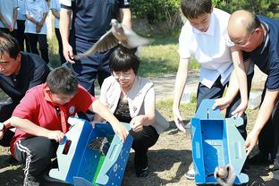 轻松又高效！胡明轩首场护着30分钟 8中6拿到15分4助攻